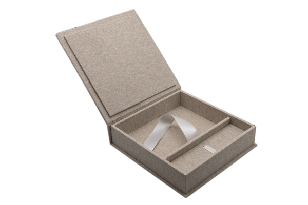 USB/Foto-Box 21 x 21 x 5 cm mit USB Slot. Geschenkbox für USB-Sticks und Fotoabzüge 13x18 cm